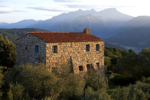 Maison A Liccia sur fond de la montagne Di Cagna © Camille Moirenc/Murtolli