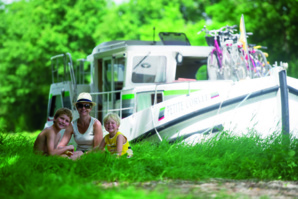Petite halte en famiille au bord du canal - © Locaboat Petite halte en famiille au bord du canal - © Locaboat