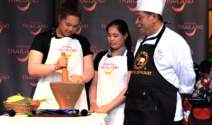 Ariya Jutanugarn en compagnie de sa soeur également golfeuse professionnelle préparent une salade à la papaye verte sous le regard attentif du chef du restaurant l'Eléphant bleu de Pairis. Crédit photo TAT Thaïlande.