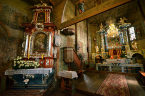 A l’intérieur de l’église de Blizne, on a fait ressortir une partie des plus vieilles polychromies gothiques et Renaissance qui ornent les murs - © D. Raynal