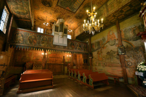 Les églises en bois se caractérisent par la présence de clochers en bois,  d’iconostase, de décoration intérieure polychrome ainsi que des enclos paroissiaux, des loges et des tombes - © D. Raynal