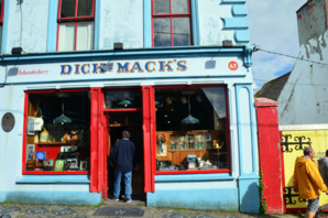 Le Dick Mack’s est l'un des nombreux pub de la grande rue - © D. Raynal Le Dick Mack’s est l'un des nombreux pub de la grande rue - © D. Raynal