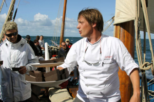 Emmanuel Tessier organise de savoureuses balades corsaires à bord de la Bisquine le gréément traditionnel de la ville de Cancale - © D. Raynal