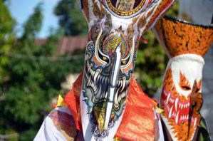 Les costumes sont entièrement réalisés à la main, les maques étant fait en grande majorité d’écorce de riz ou de cocotiers - © D. Raynal