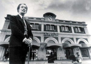Dali devant la gare de Perpignan Centre du monde - © Fundació Gala-Salvador Dali