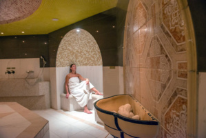 Hammam cabine Grand Spa Thermal de Brides-les-Bains @ E. Dudan Hammam cabine Grand Spa Thermal de Brides-les-Bains @ E. Dudan