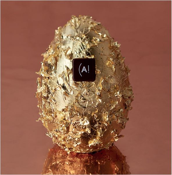 OEUF PRESTIGE Le modèle Prestige, entièrement recouvert de feuilles d’or, est réalisé à la demande de chaque client dans une des saveurs proposées. Chaque œuf est garni d’une ribambelle de petits œufs pralinés.