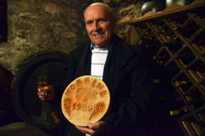 André Melly présente un "fromage des morts" - © David Raynal André Melly présente un "fromage des morts" - © David Raynal