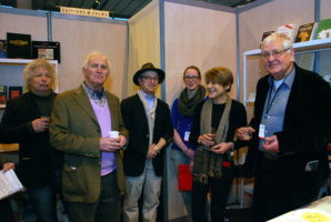 A gauche veste verte l'écrivain, journaliste et choniqueur sportif Jean-Paul 0llivier spécialiste du Tour de France sur le stand des éditions Picollec au Salon du Livre de Paris © David Raynal