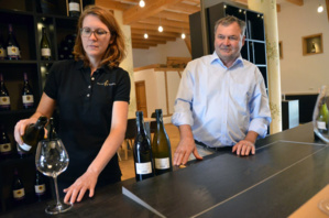 Père et fille dans la cave du domaine - © D. Raynal Père et fille dans la cave du domaine - © D. Raynal