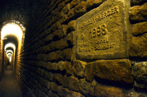 Les canaux d'assainissement de l'eau en sous-sol datent du IIIe siècle et ont été réouverts au public en 1998 © D. Raynal