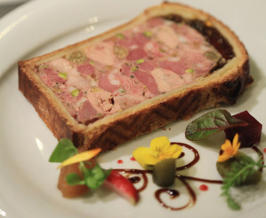 Tranche présentée par Osamu Tsukamoto - © Confrérie du Paté-croûte Tranche présentée par Osamu Tsukamoto - © Confrérie du Paté-croûte