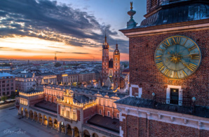 Le hejnal est une mélodie traditionnelle polonaise, interprétée par un trompettiste toutes les heures, qui joue successivement vers les quatre points cardinaux, du haut de la tour la plus élevée de la basilique Sainte-Marie. © Ciap-Dron Radoslaw Kowal