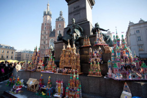 Les crèches de Cracovie reflètent toujours l'architecture de la ville. Elles se distinguent par par des petites tours, des balustrades, des corniches, des colonnes, des encorbellements, des imitations de vitraux. Elles sont construites sur des squelettes de planchettes, contre-plaqué, de carton et de paier maché et sont recouvertes de papier irisé.  - © Urzad Miasta Krakowa