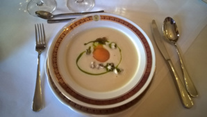 Les plats sont servis par un personnel attentionné sous des cloches d’argent. Ici en entrée, une délicieuse crème de chou-fleur fumée - © David Raynal