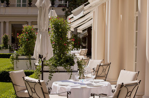 Le printemps en terrasse au Bristol Paris Le printemps en terrasse au Bristol Paris