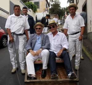 Jean-Pierre Tuveri, maire de Saint-Tropez, Richard Galy, maire de Mougins ensemble à la descente dans le même panier d'osier © D.Raynal