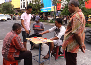 Joueurs de dominos à Yogyakarta en 2019 - © Jean-Louis Corgier