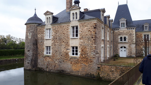 Château des Arcis entouré de douves - © Hubert Gouleret