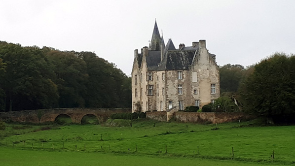 Château de Bourgon, en plein coeur de la mystérieuse forêt - © Hubert Gouleret