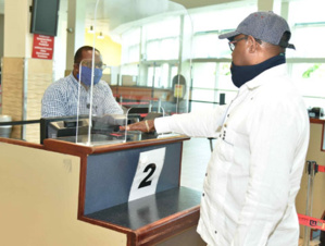 Installation d'écrans en plexiglas aux comptoirs - © DR Installation d'écrans en plexiglas aux comptoirs - © DR