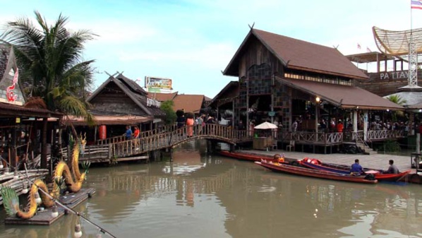 Sur les canaux du marché flottant de Pattaya