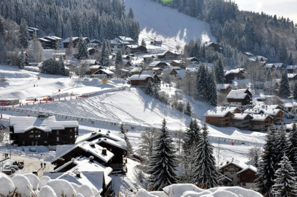 Porte d’entrée du domaine skiable XXL du Grand Massif, la station-village des Carroz déroule son tapis blanc et offre ses pistes de toutes les couleurs. OT Les Carroz. Porte d’entrée du domaine skiable XXL du Grand Massif, la station-village des Carroz déroule son tapis blanc et offre ses pistes de toutes les couleurs. OT Les Carroz.