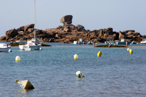 Plage du Coz Pors à Trégastel non loin de Perros-Guirec dans les Côtes d'Armor avec ses rochers de granit rose caractéristiques (photo David Raynal)