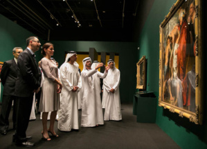 Son Excellence le Sheikh Hazza Bin Zayed Al Nahyan et Aurélie Filippetti lors du vernissage de l’exposition Birth of a museum, à Abu Dhabi le 21 avril 2013