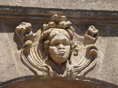 Les mascarons bordelais reflètent l'histoire de la ville avec la reproduction de visages africains en référence à la traite négrière. Visage d'africaine, 41 place Gambetta - © Droits Réservés.