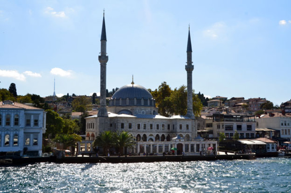 Le détroit du Bosphore, qui sépare la ville en deux et relie la mer Noire à la mer de Marmara est l’un des symboles d’Istanbul - © David Raynal Le détroit du Bosphore, qui sépare la ville en deux et relie la mer Noire à la mer de Marmara est l’un des symboles d’Istanbul - © David Raynal