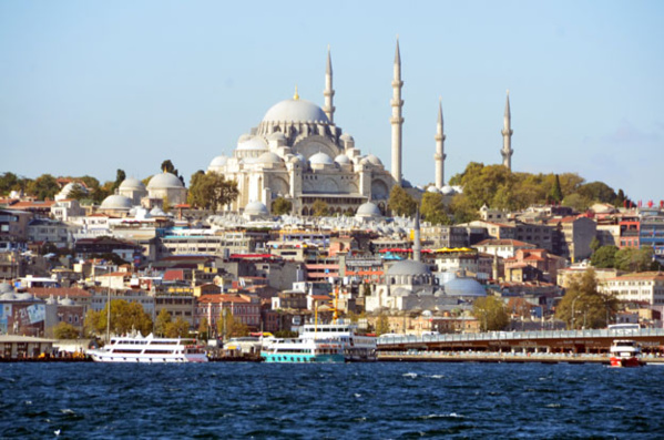 En laissant derrière soi la pointe du Sérail qui abrite le palais de Topkapı et les orgueilleux minarets de Sainte-Sophie et de la Mosquée Bleue, le navire remonte lentement le détroit pour aborder le somptueux palais de Dolmabahçe - © David Raynal En laissant derrière soi la pointe du Sérail qui abrite le palais de Topkapı et les orgueilleux minarets de Sainte-Sophie et de la Mosquée Bleue, le navire remonte lentement le détroit pour aborder le somptueux palais de Dolmabahçe - © David Raynal