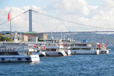 Les ferries se croisent avec nonchalance sous les ponts du Bosphore - © David Raynal