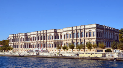 Le palais Çırağan est un ancien palais ottoman de marbre blanc orné de colonnes de porphyre réaménagé en hôtel de luxe - © David Raynal