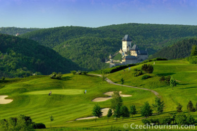 Le golf 27 trous de Karlstejn est un parcours technique qui a pour ligne d'horizon le château construit par l'empereur Charles IV au 14e siècle.