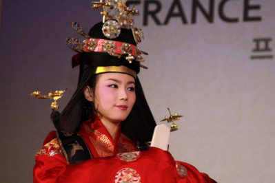 Sur sa tête, la jeune souveraine arbore le daesu - © D. Raynal Sur sa tête, la jeune souveraine arbore le daesu - © D. Raynal