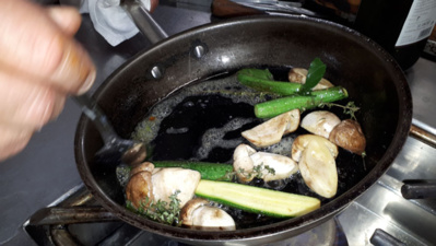 Cèpes et beurre chantent dans la poêle -© Hubert Gouleret Cèpes et beurre chantent dans la poêle -© Hubert Gouleret