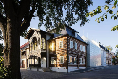 Siège social de la verrerie Lasvit, construit entre deux bâtiments du XVIIIème siècle et recouvert de tuiles de verre - © Verrerie Lasvit Siège social de la verrerie Lasvit, construit entre deux bâtiments du XVIIIème siècle et recouvert de tuiles de verre - © Verrerie Lasvit