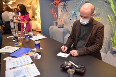 Le dessinateur Hugues Micol en pleine séance de dédicace © David Raynal