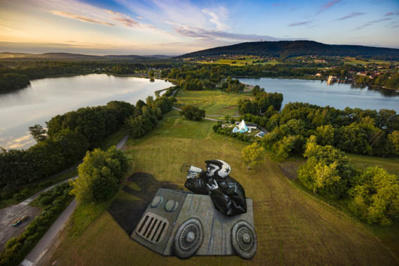 Une peinture landart biodégradable géante de l'artiste franco-suisse Saype en juin 2020 sur la presqu'île de Malsaucy à Belfort. D'une superficie totale de 5000 m², cette fresque a été réalisée à partir de pigments biodégradables à base de charbon de bois, de craie, d'eau et de protéines de lait - ©Valentin Flauraud