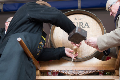 Lentement, à coups de maillets savamment dosés, des vignerons tout de rouge et de jaune vêtus, percent le mystère de ce vin, qui depuis des siècles défie les lois de l’œnologie. (Crédit photo D.R.)