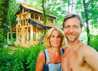 Laurence Dujardin et David Bourgeois ont créé un lieu unique, qui conjugue ressourcement et écologie - © DR Laurence Dujardin et David Bourgeois ont créé un lieu unique, qui conjugue ressourcement et écologie - © DR