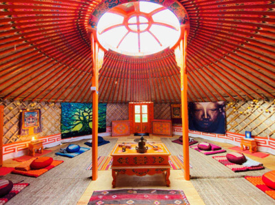 Yourte de méditation provenant de Mongolie, installée dans le jardin - © DR Yourte de méditation provenant de Mongolie, installée dans le jardin - © DR
