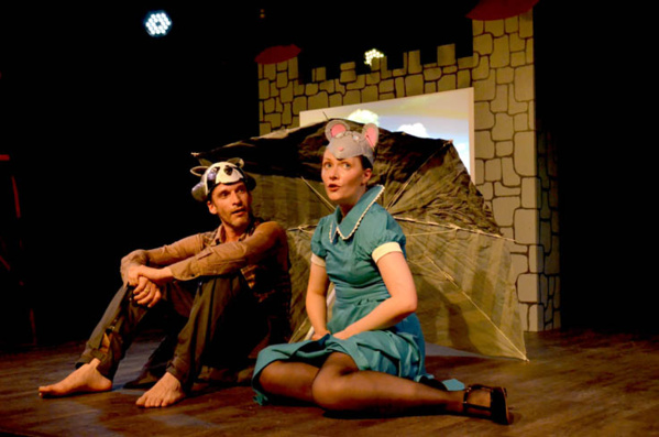 La jeune troupe a donc fait le choix d’une partition à trois comédiens qui jouent tour à tour plusieurs personnages© David Raynal