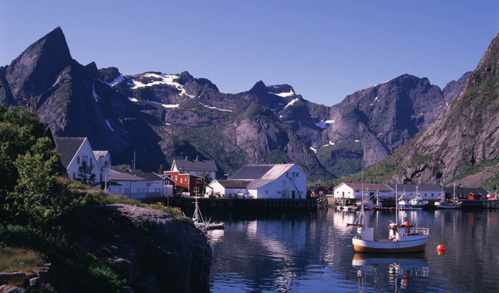 La pêche à la morue constitue encore l'activité principale des îles Lofoten. Chaque hiver, de nombreux pêcheurs viennent de tout le nord de la Norvège pour pêcher d'énormes quantités de poissons qui seront ensuite salés et séchés à l'air libre (Crédit photo Tourism Norway) - © Tourism Norway