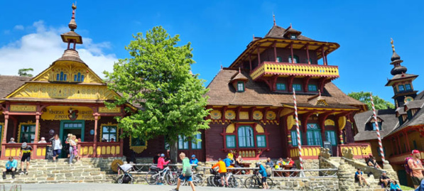Au 20e siècle pour accompagner ce développement naissant, deux autres refuges ont été conçus par l’architecte slovaque Dušan Jurkovič dans le style de l’Art nouveau populaire. C'est ainsi que Libušín et Maměnka ont ouvert leurs portes en 1899.© David Raynal Au 20e siècle pour accompagner ce développement naissant, deux autres refuges ont été conçus par l’architecte slovaque Dušan Jurkovič dans le style de l’Art nouveau populaire. C'est ainsi que Libušín et Maměnka ont ouvert leurs portes en 1899.© David Raynal