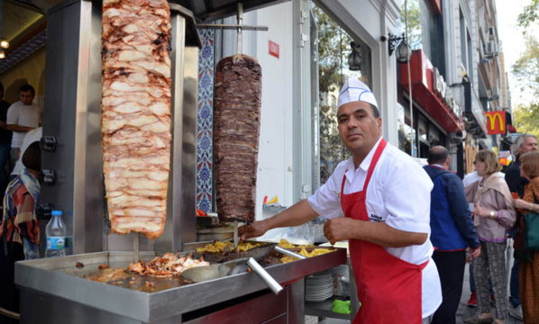 En Turquie, kebab signifie « viande grillée » ! Cuite durant de longues heures sur une brochette au feu de bois, la viande est servie avec des accompagnements variés, poivrons grillés, riz ou encore boulgour.© David Raynal