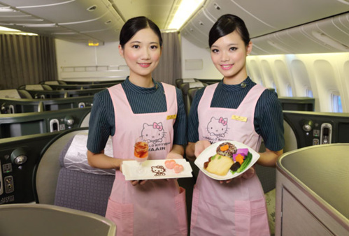 Deux hôtesses en tenue pour le service à bord - © Eva Air