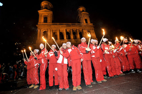 Les moniteurs après la descente aux flambeaux, Place Saint-Sulpice - © SGDN - VianneyThibaut