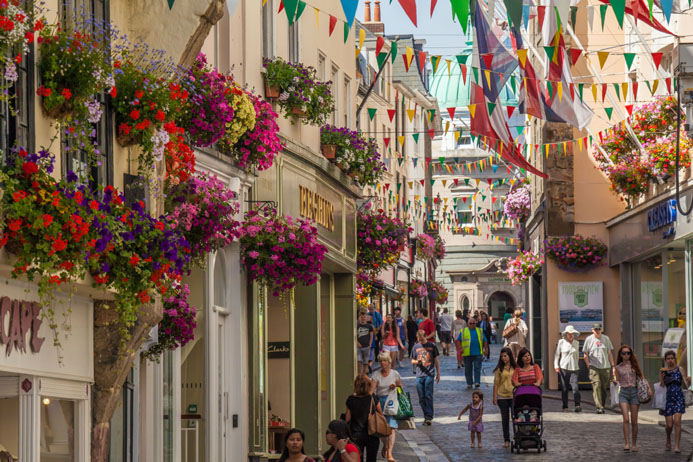 rue fleurie de St Peter Port - © Office de Tourisme de Guernesey rue fleurie de St Peter Port - © Office de Tourisme de Guernesey